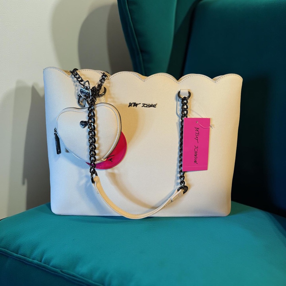 Betsey Johnson NWT Cream XOX Tote Shoulder Bag With Removable Heart Pouch (P105) - Picture 2 of 10